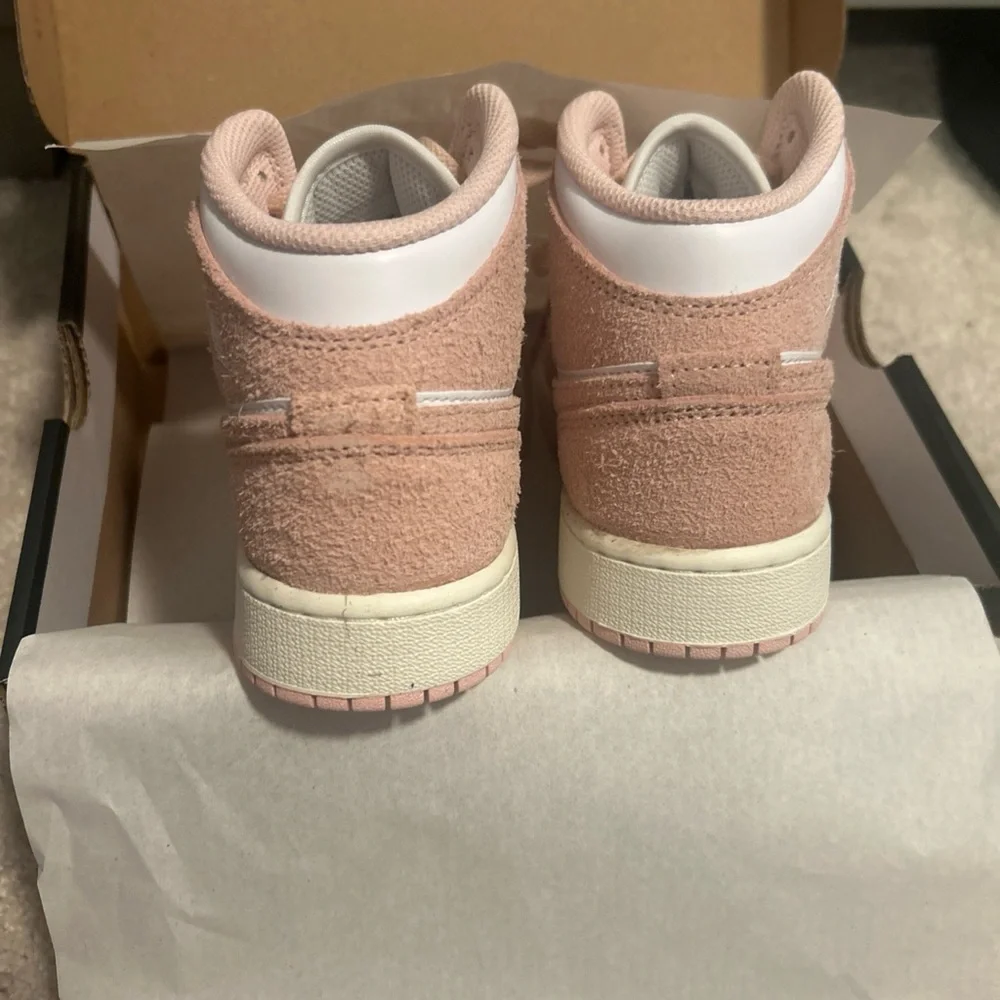 Nike Air Jordan 1 Mid SE White/Sail/Legend size 6 womens blush pink suede New